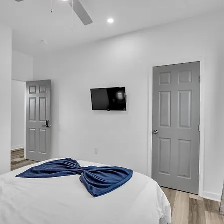 Modern 3bd2ba King Bed, 4 Tvs & Parking Holiday home