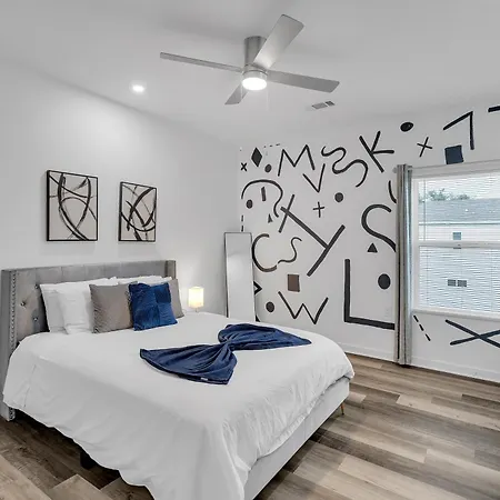 Holiday home Modern 3bd2ba King Bed, 4 Tvs & Parking *
