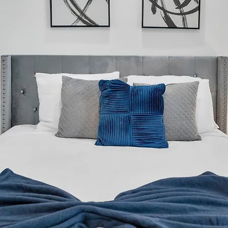 Modern 3bd2ba King Bed, 4 Tvs & Parking Holiday home New Orleans