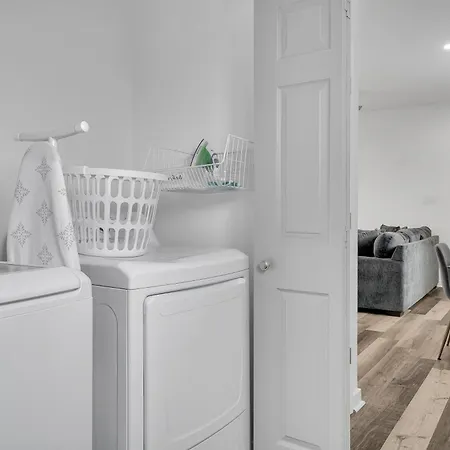 Modern 3bd2ba King Bed, 4 Tvs & Parking *