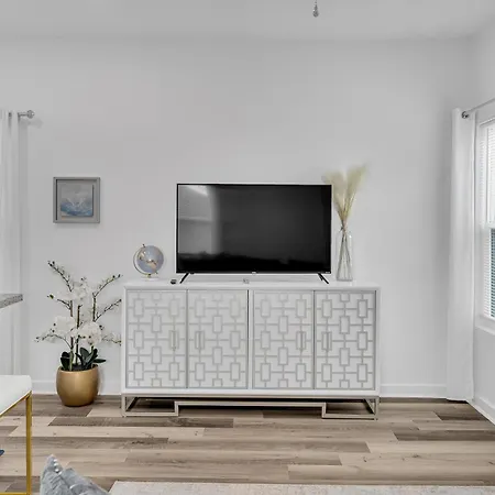 Holiday home Modern 3bd2ba King Bed, 4 Tvs & Parking New Orleans