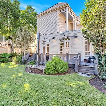 Holiday home Chic W Balcony In Lower Garden District