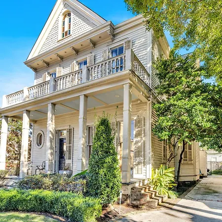 Chic W Balcony In Lower Garden District *