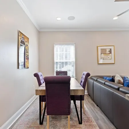 Holiday home Spacious 4br Mid-city With Pool & Balcony