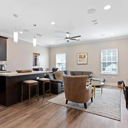 Spacious 4br Mid-city With Pool & Balcony Holiday home