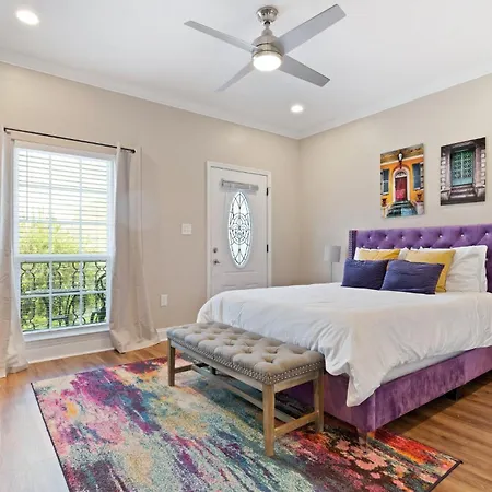 Holiday home Spacious 4br Mid-city With Pool & Balcony *