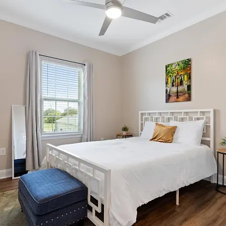 Spacious 4br Mid-city With Pool & Balcony Holiday home *