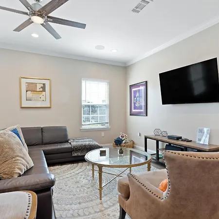 Spacious 4br Mid-city With Pool & Balcony *