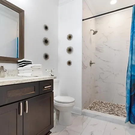 Spacious 4br Mid-city With Pool & Balcony