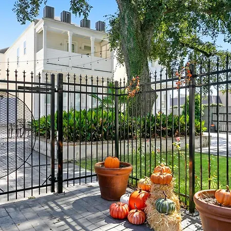 Spacious 3br Garden District W Pool & Balcony * New Orleans