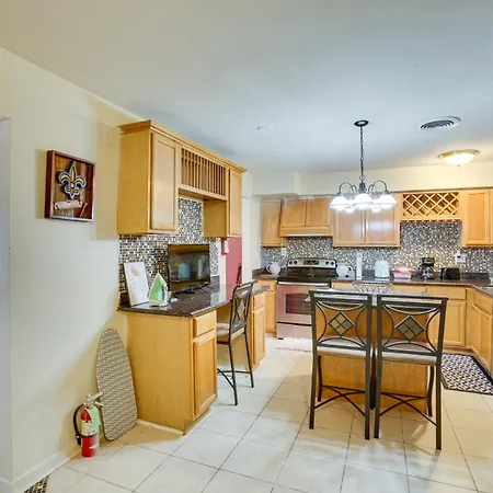 Easy Access To Us-90 & Near Dtwn: Holiday home