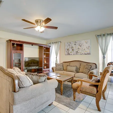 Easy Access To Us-90 & Near Dtwn: Holiday home