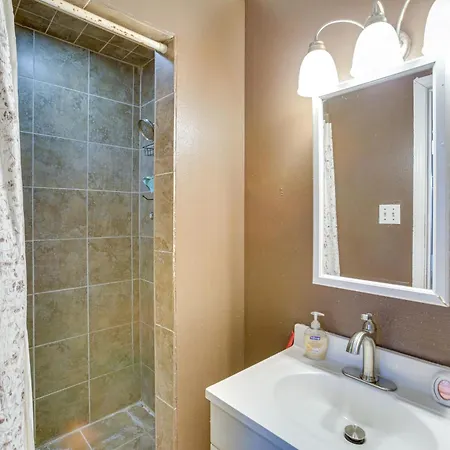 Easy Access To Us-90 & Near Dtwn: Holiday home *