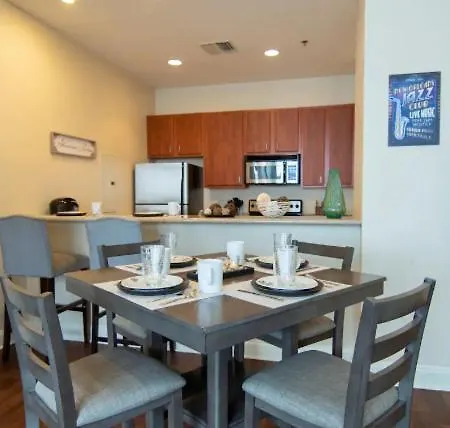 Apartment Beautiful Walk To French Quarter, Pool, Gym, View *