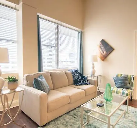 Apartment Beautiful Walk To French Quarter, Pool, Gym, View *