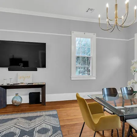 Historic Uptown W Gated Parking Apartment