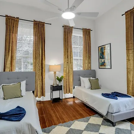 Historic Uptown W Gated Parking Apartment
