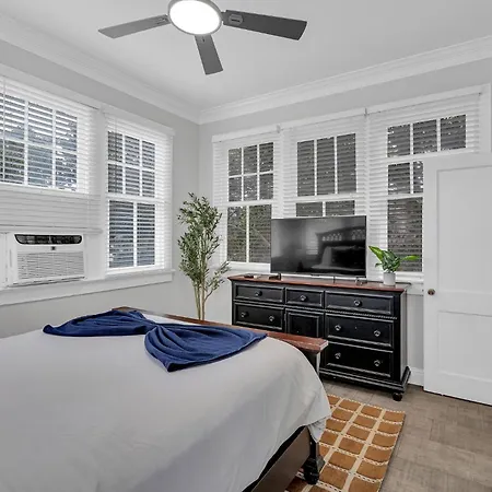 Historic Uptown W Gated Parking Apartment *