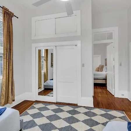 Historic Uptown W Gated Parking Apartment
