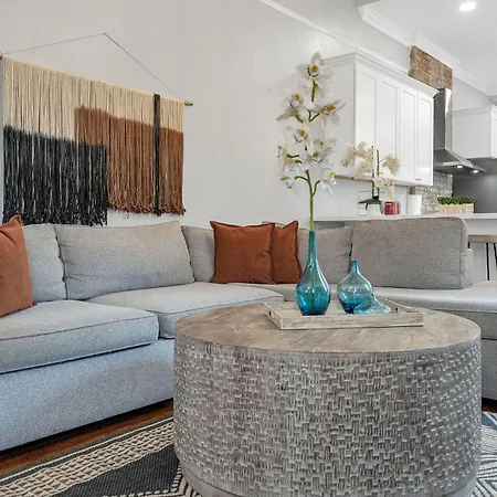 Historic Uptown W Gated Parking Apartment *