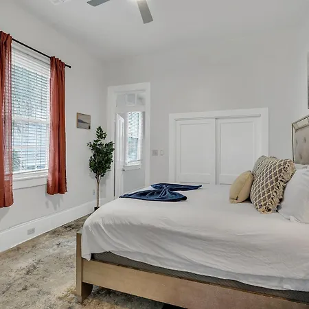 Historic Uptown W Gated Parking Apartment
