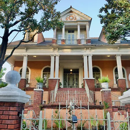 The Happy House 4*