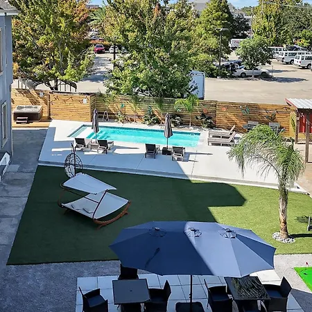 Mid-city Muse W Pool -spacious 5br Minutes To Fq Hotel