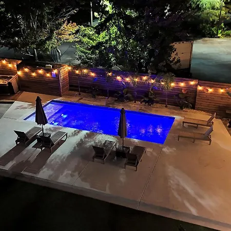 Mid-city Muse W Pool -spacious 5br Minutes To Fq Hotel