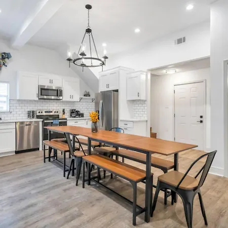 Mid-city Muse W Pool -spacious 5br Minutes To Fq Hotel