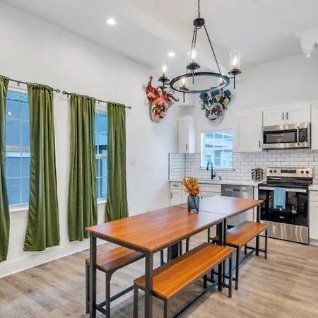 Hotel Mid-city Muse W Pool -spacious 5br Minutes To Fq