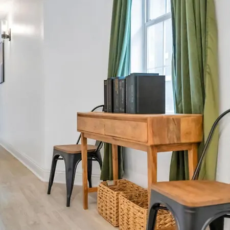 Hotel Mid-city Muse W Pool -spacious 5br Minutes To Fq