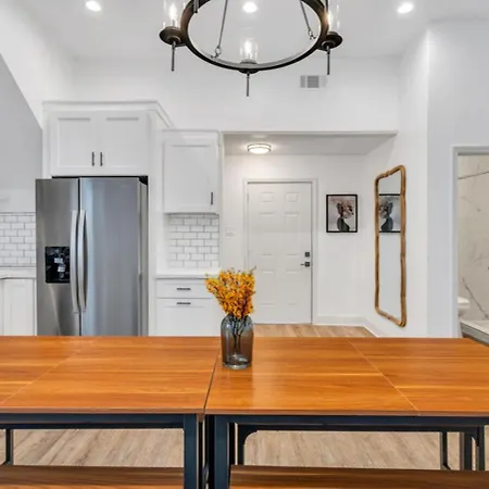 Mid-city Muse W Pool -spacious 5br Minutes To Fq