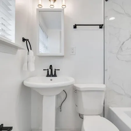 Mid-city Muse W Pool -spacious 5br Minutes To Fq Hotel