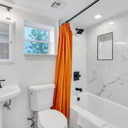 Mid-city Muse W Pool -spacious 5br Minutes To Fq Hotel *