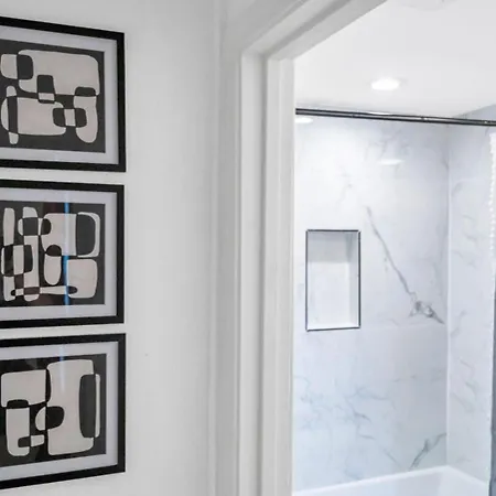 Mid-city Muse W Pool -spacious 5br Minutes To Fq Hotel