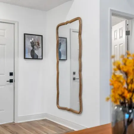 Mid-city Muse W Pool -spacious 5br Minutes To Fq Hotel