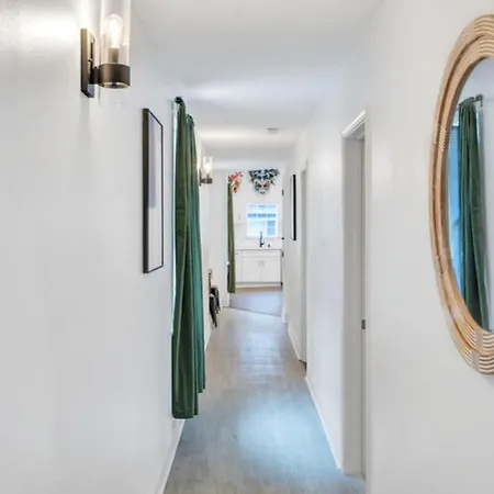 Mid-city Muse W Pool -spacious 5br Minutes To Fq Hotel