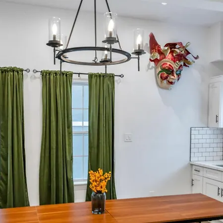 Mid-city Muse W Pool -spacious 5br Minutes To Fq Hotel *