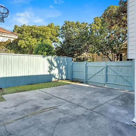 Historic Uptown W Gated Parking Apartment