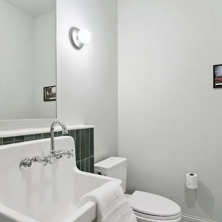 The Mary Beth & Gallery Apartment