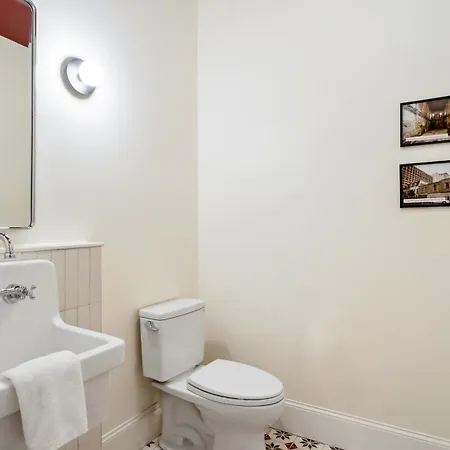 The Mary Beth & Gallery Apartment