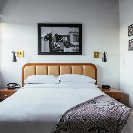 Dew Drop & Lounge Hotel