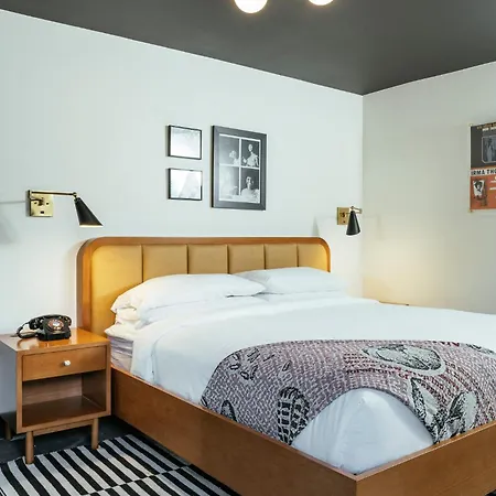 Dew Drop & Lounge Hotel 4*