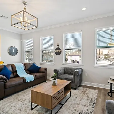 Gorgeous Brand New 5br With Parking! Holiday home