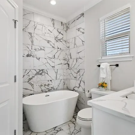 Holiday home Gorgeous Brand New 5br With Parking!