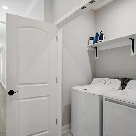 Holiday home Gorgeous Brand New 5br With Parking! *