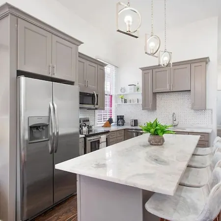 Easy Access To Canal Street Car Near French Quarter Holiday home