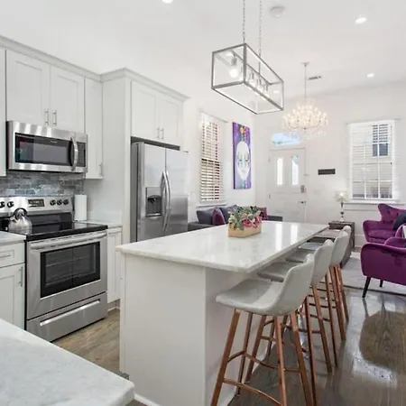 Modern Lux Near Street Cars And Whole Foods Holiday home *