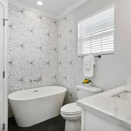 Holiday home Huge 5min From Fq! 5br, Outdoor Seating! New Orleans