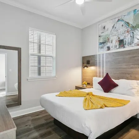 Huge 5min From Fq! 5br, Outdoor Seating! *